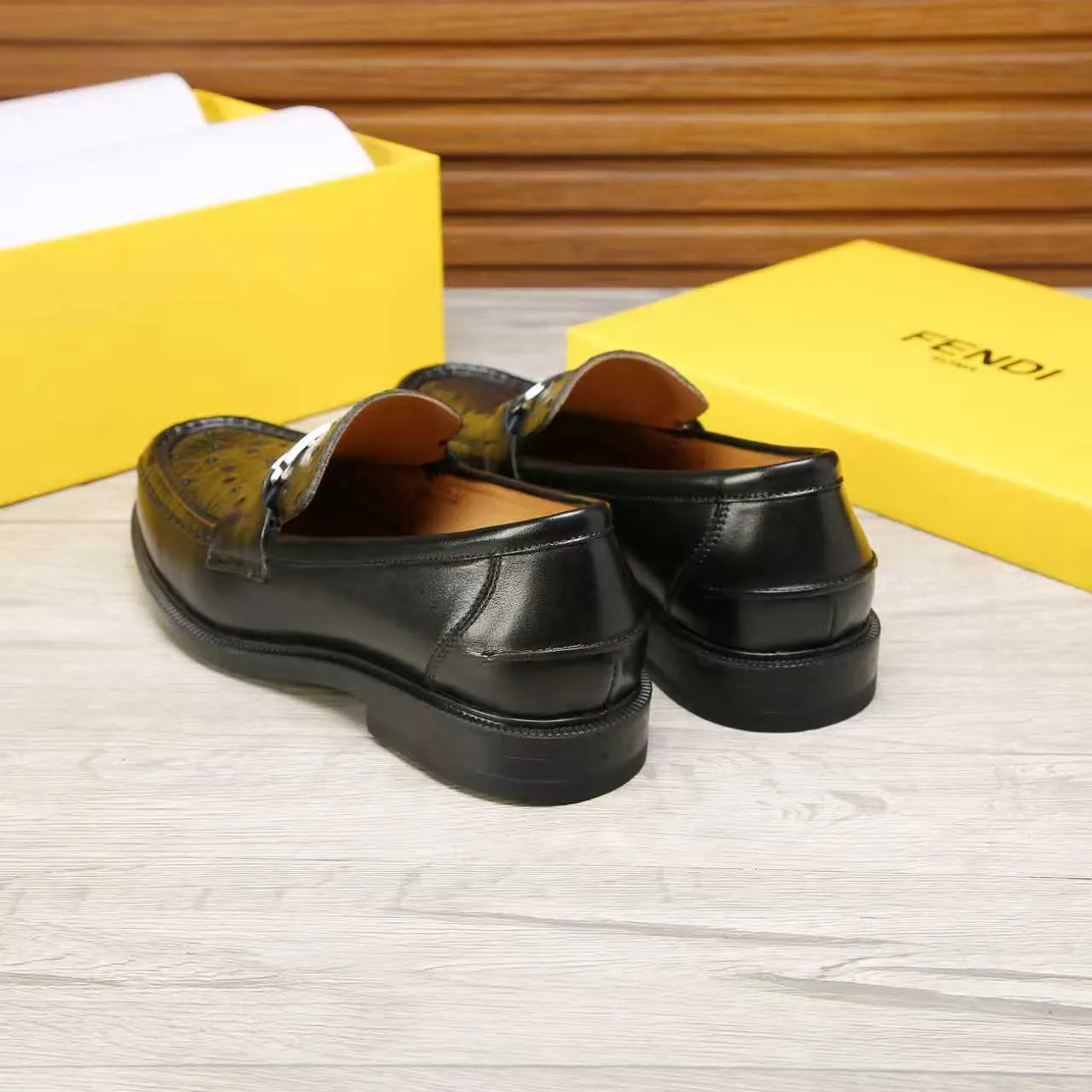 ​Men's shoes 💰 500 💰 Water dyed cowhide 🆘 The latest FENDI ( Fendi ) new casual leather shoes 🕶️🕶️ Simple routing effect, showing an elegant and cool driving shoe 🎬Made of Italian 🇮🇹 imported calfskin + first-layer water-dyed cowhide lining🐂Excellent material🎬Detailed workmanship 🤗Comfortable foot feel➰➰. ​Pair it with any outfit to show your taste and temperament, low-key luxury ♻️Design ​simple and elegant ​noble and fashionable 🍃​Very loved and favored by trendy men 💓❤️Size: 38-44 2⃣️colors available